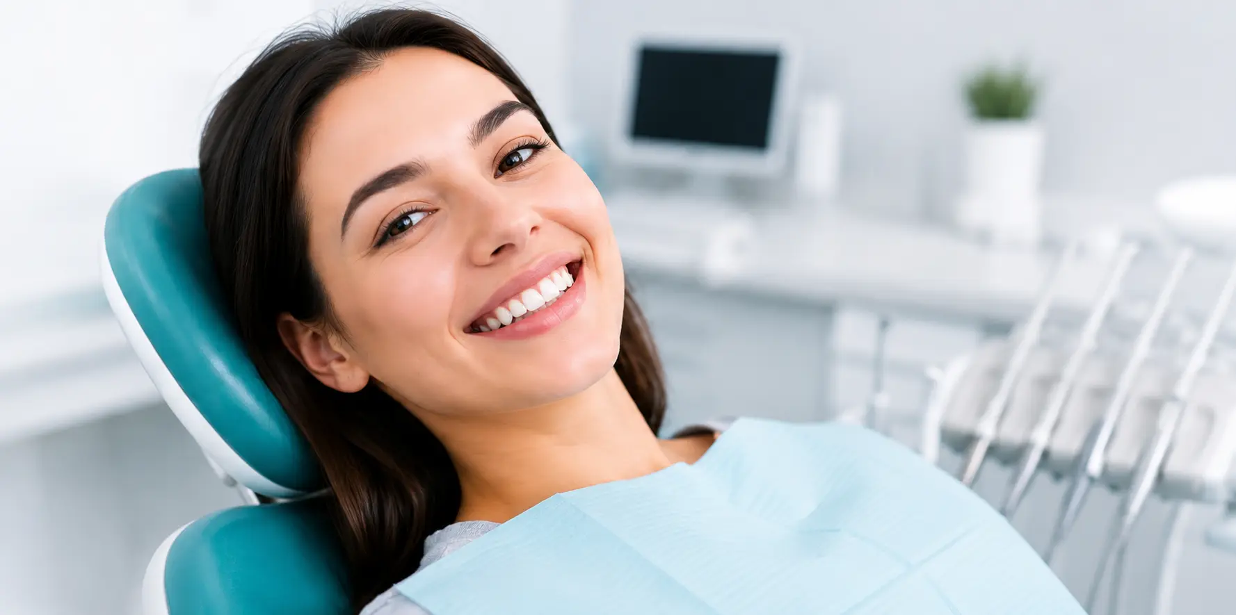 Paciente sonriendo en Clínica NuestraSonrisa